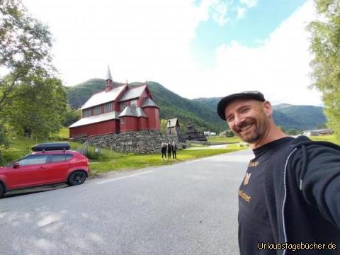 wir in Borgund: mit unserem Auto vor der Stabkirche (und noch einer anderen Kirche) von Borgund