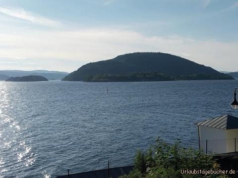 Oscarsborg: Die Festung Oscarsborg ist auf einer Insel im Oslofjord und von Drøbak gut zu sehen, aber gegen die Sonne schlecht zu fotografieren 