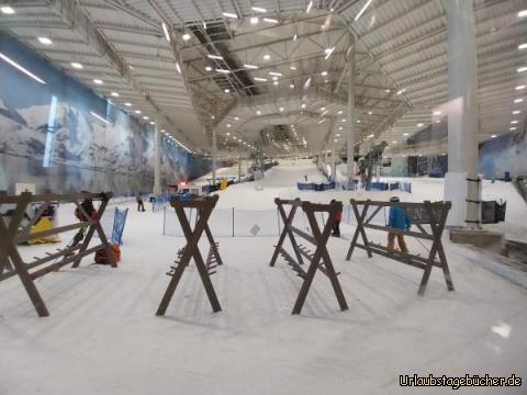 Skihalle Snø: auf dem Weg vom Hotel zur Parkgarage müssen wir durch den gesamten Gebäudekomplex und damit auch vorbei an der Skihalle Snø,
der größten Skihalle Europas 