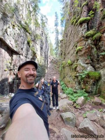 wir in Skurugata: im Skurugata Naturreservat klettern wir durch die Felsschlucht Skurugata