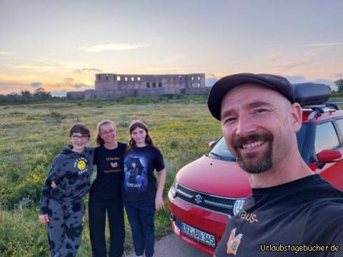 wir vor der Schlossruine Borgholm: bei Sonnenuntergang vor der imposanten Schlossruine von Borgholm auf Öland
