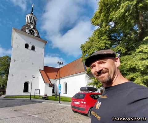 wir in Västervik: vor der Sankte Gertruds Kyrka in Västervik