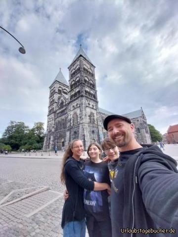 wir in Lund: vor der Domkyrka von Lund