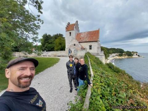 wir an Stevens Klint: die Kirche von Højerup ist schon zum Teil die Klippen von Stevens Klint hinunter gestürzt