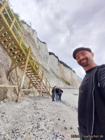 wir an Møns Klint: eine lange Treppe führt uns ans Meer hinab
zu Füßen der Klippen von Møns Klint