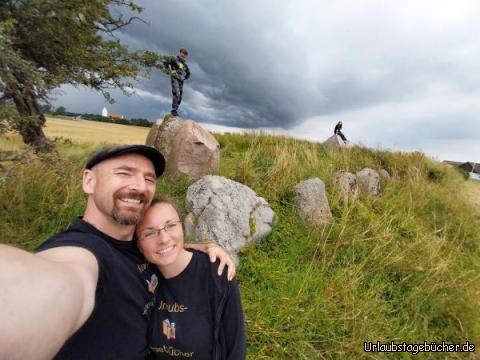 wir auf Grønjægers Høj: vom Dolmengrab des Königs Grøn Grønjægers Høj aus
kann man auch die Fanefjord Kirke sehen