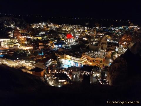 Blick über Göreme : wir Parken über unserem Hotel 
und haben einen tollen Blick über das nächtliche Göreme 
mit seinen unzähligen Höhlenhotels