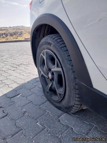 platten: als wir heute früh zurück zum Auto kommen, 
ist der Reifen komplett platt