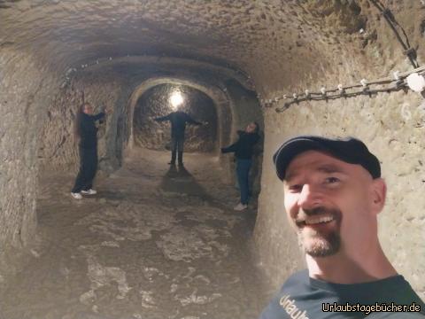 wir in Derinkuyu: hier steht jeder von uns in einem eigenen Gang
in der unterirdischen Stadt Derinkuyu
(und wie man sieht, haben wir viel Spaß)