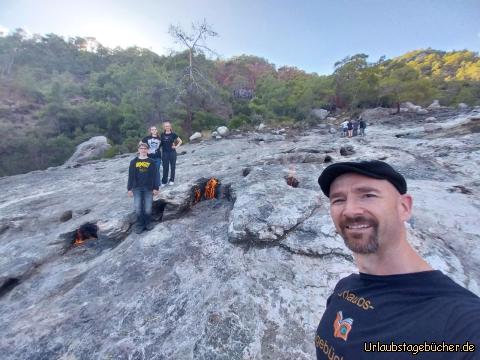 wir in Yanartas: angekommen in Yanartas,
sehen wir die Feuer der Chimaira,
die hier schon seit Jahrtausenden brennen 