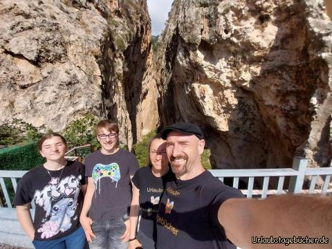wir vor der Kaputas Schlucht: kurzer Fotostopp vor der Kaputaş Schlucht