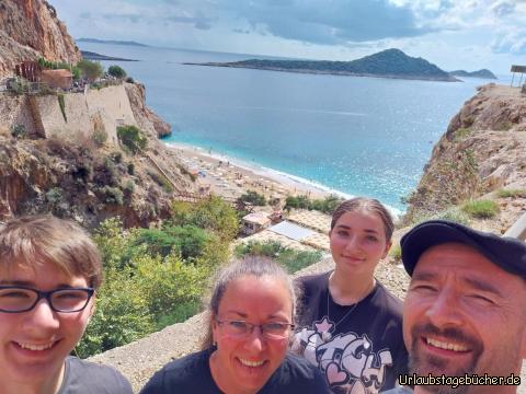 wir in der Kaputas Schlucht Bucht: die Kaputaş Schlucht endet am Meer 
mit einem Strand und türkisblauem Wasser
