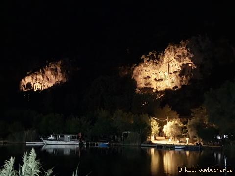 Felsengräber von Dalyan: auf der anderen Flußseite hoch oben im Felsen 
werden bei Nacht Felsengräber angestrahlt 