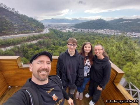 wir über Marmaris: als wir Marmaris erreichen (hier hinter uns)
reißt auch der Himmel auf und die Sonne ist zurück 