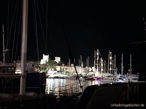 Hafen von Bodrum: Bodrum bei Nacht mit Hafen und Burg