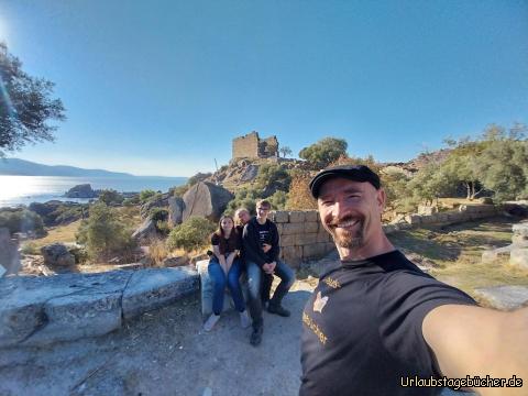 wir in Herakleia: das Dorf Kapıkırı wurde mitten in die Überreste des antiken Herakleia gebaut
(hinter uns sieht man den Athena-Tempel
und die Klosterinsel im Bafa See)