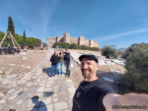 wir vor der Zitadelle: wir besuchen die Zitadelle auf dem Berg Ayasoluk,
die hoch über Selçuk thront 