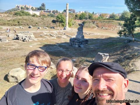 wir vorm Artemis-Tempel: vom einst mächtigsten Tempel der Antike
und einem der 7 Weltwunder: dem Artemis-Tempel
steht heute nur noch eine einzige einsame Säule 