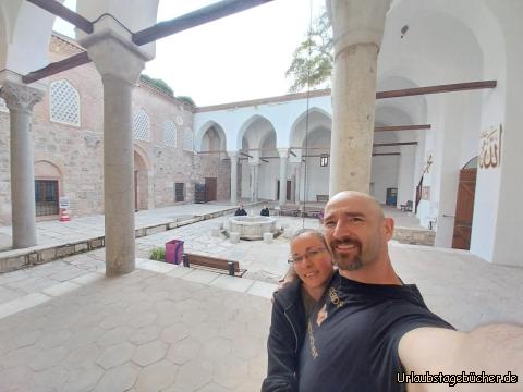 wir in der Ulu Moschee: im Innenhof der Ulu Moschee,
der ältesten Moschee von Manisa