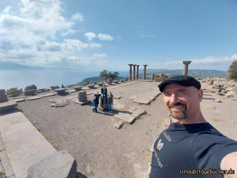 wir in Assos: vom Athena-Tempel in Assos
hat man einen weiten Blick übers Meer 