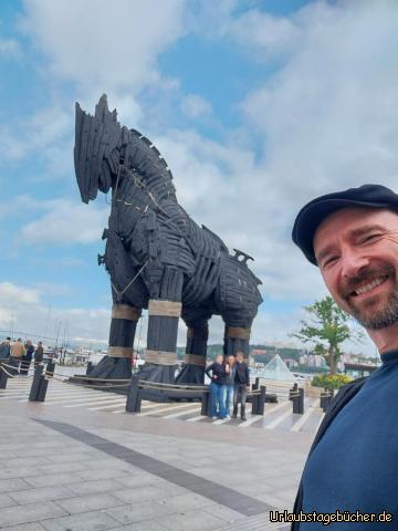 wir in Çanakkale: das hölzerne Pferd in Çanakkale
ist eine originale Requisite aus dem Film Troja 