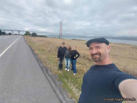 wir vor der Çanakkale Brücke: kurz nach der Überquerung der Çanakkale Brücke 
machen wir einen Fotostopp
vor der längsten Hängebrücke der Welt 