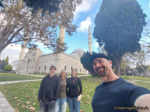 wir vor der Süleymaniye Camii: die Süleymaniye Camii in Istanbul ist zu groß, 
um sie auf das Bild zu bekommen 