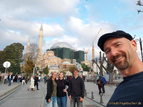 wir vor der Hagia Sophia: die Hagia Sophia ist wegen Bauarbeiten 
leider gerade ziemlich eingetütelt 