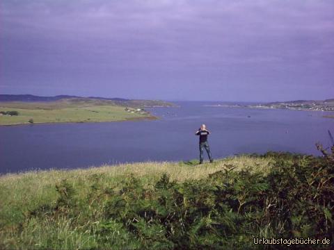 Loch Ewe: Eno steht mal wieder am Abgrund - diesmal um Loch Ewe zu knipsen
(die große Insel in der linken Bildhälfte ist die Isle of Ewe)