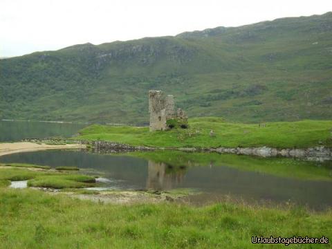 Ardvreck Castle: die Ruine des Ardvreck Castle aus dem 16. Jahrhundert
auf einer felsigen Halbinsel, die in den Loch Assynt hineinragt