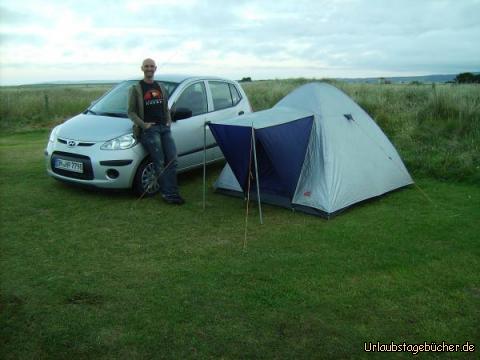 Zelt: Eno mit Auto und Zelt auf dem Dornoch Caravan and Camp Park
(im Hintergrund kann man das Meer sehen)
