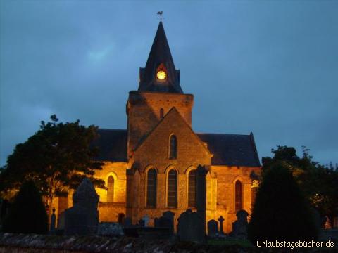 Kathedrale von Dornoch: die angeleuchtete Kathedrale von Dornoch
(mit dem gruselig dunklen Friedhof davor)
