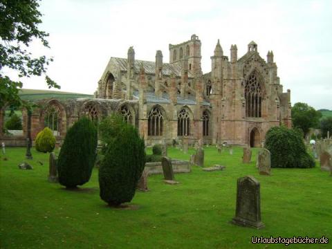 Melrose Abbey von vorn: die Überreste der um 1136 errichteten Melrose Abbey