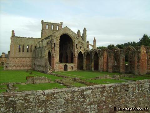 Melrose Abbey von hinten: die andere Seite der seit 1590 nicht mehr bewohnten Melrose Abbey