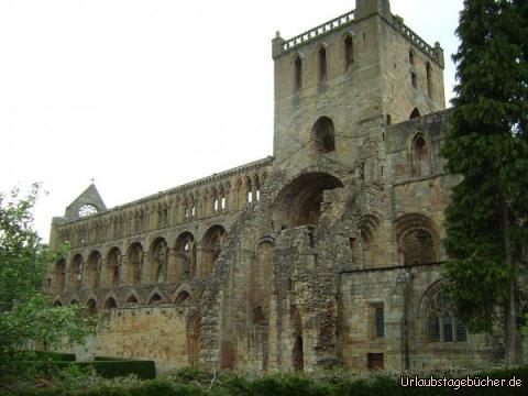 Jedburgh Abbey: die Seitenansicht der Jedburgh Abbey, einem ehemaligen Augustinerkloster