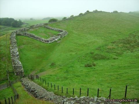 Cawfields Crag: der Hadrianswall mit dem Meilenkastell Cawfields Crag,
eines der bekanntesten Bauwerken am Hadrianswall