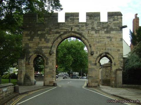 Priory Gate: beim Umrunden der Kathedrale von Lincoln passieren wir das Priory Gate