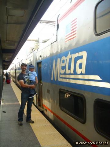 Metra: Papa (Eno) mit Viktor an der University Park Station vor der Metra,
mit der wir gleich die 50 km nach Downtown Chicago fahren