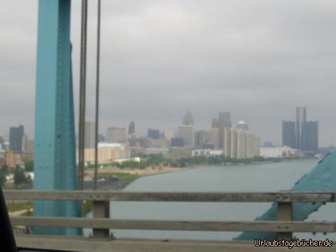 Detroit: von der Ambassador Bridge aus sehen wir die Skyline von Detroit