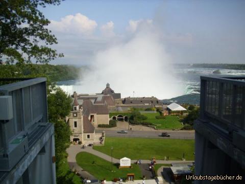 Gischt: das Wasser des kanadische Teil der Niagarafälle stürzt über 50 m tief
und die dabei entstehende Gischtwolke ist das Erste, was wir von den Fällen sehen