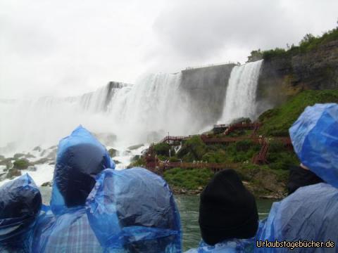 US-amerikanischer Niagarafall: der US-amerikanische Teil der Niagarafälle vom Boot aus gesehen
(im Vordergrund sieht man schön die blauen Regencapes, die wir alle anhaben
und ganz da oben an der Kante zwischen den herabstürzenden Wassermassen im Hintergrund
werden wir später noch stehen)