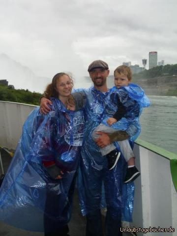 Familienfoto: die ganze Familie in blauen Regencapes auf dem Boot vor den Niagarafällen
v.l.n.r.: Mama Katy, ich (im Tuch), Papa Eno und mein Bruder Viktor