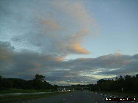Sonnenuntergang: das letzte Licht des Tages, während wir Richtung Osten
auf der Interstate 90 (hier New York State Thruway genannt) unterwegs sind