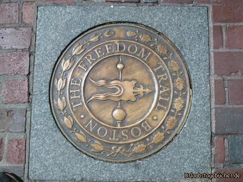 Freedom Trail: eine im Boden eingelassene Platte zeigt uns,
dass wir endlich den Freedom Trail durch Boston gefunden haben