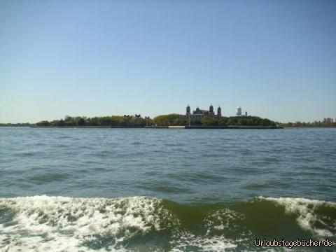 Ellis Island: die zum größten Teil künstlich aufgeschüttete Insel Ellis Island
in der Upper New York Bay vor der Küste von Jersey City
erlangte Bekanntheit als Isle Of Tears (Insel der Tränen),
als sie lange Zeit Sitz der Einreisebehörde von New York war
