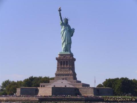 Freiheitsstatue: vor der 46,05 m (mit Sockel 92,99 m) hohen Freiheitsstatue auf Liberty Island
hat sich eine lange Schlange aus Einlassbegehrenden Besuchern gebildet
