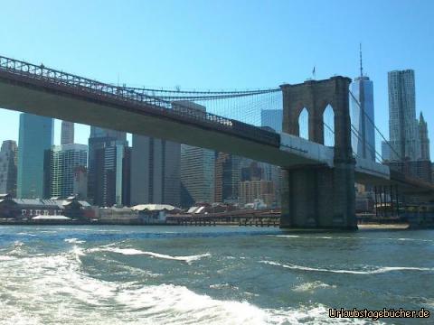 Brooklyn Bridge: die Brooklyn Bridge war zum Zeitpunkt ihrer Fertigstellung 1883
mit einer Länge von 1834 m die mit Abstand längste Hängebrücke der Welt