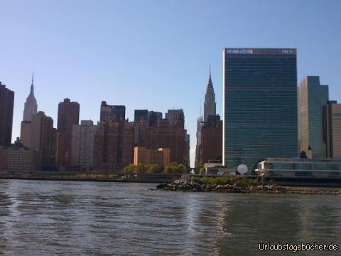 UN-Hauptquartier: das Chrysler Building versteckt sich beinahe hinter dem Sekretariatshochhaus,
welches mit seinen 39 Stockwerken (155 m) das Markenzeichen des UN-Hauptquartiers ist