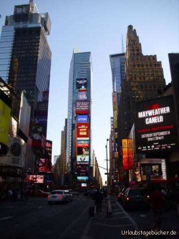 Times Square: die weltberühmten Videoleinwände am Times Square in Manhattan
und in der Mitte das 1905 fertiggestellte Gebäude "One Times Square",
welches mit 110 m Höhe bei Fertigstellung eines der höchsten Gebäude in New York
und als Verlags- und Geschäftsgebäude der New York Times Namensgeber des Platzes war