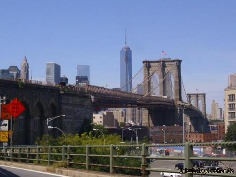 Brooklyn Bridge: die wegen Renovierungsarbeiten gesperrte Brooklyn Bridge
mit ein wenig Skyline von Manhattan im Hintergrund